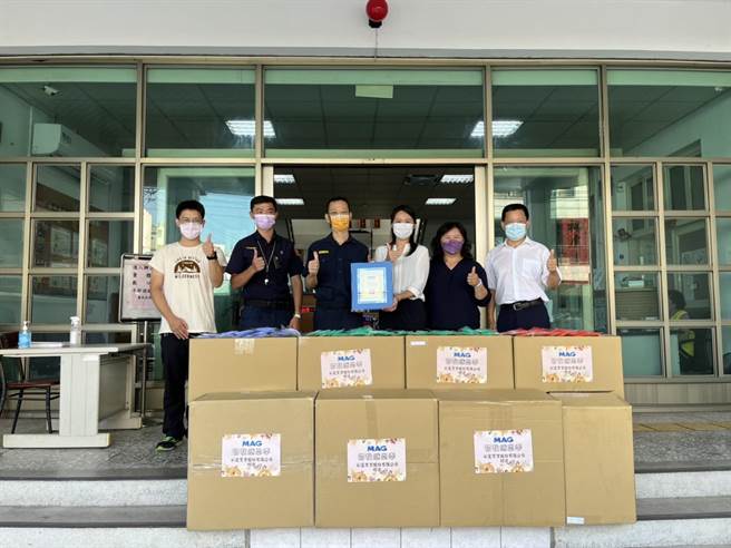 清水警分局梧栖分驻所警友站站长陈姝咏，一口气捐赠2万多片口罩供警察使用。（警方提供）