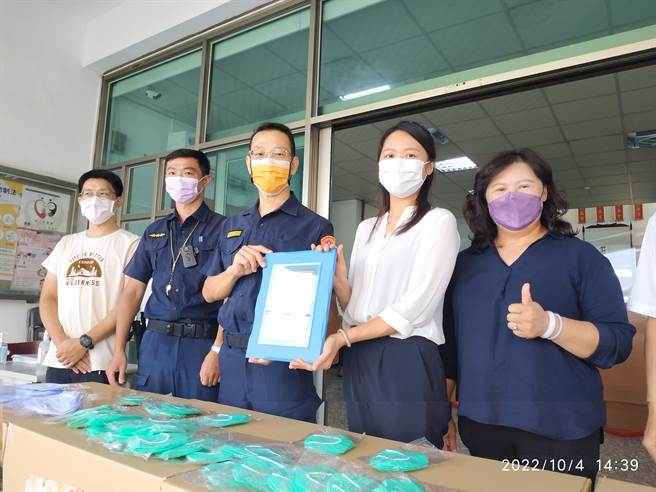清水警分局梧栖分驻所警友站站长陈姝咏，一口气捐赠2万多片口罩供警察使用。（警方提供）