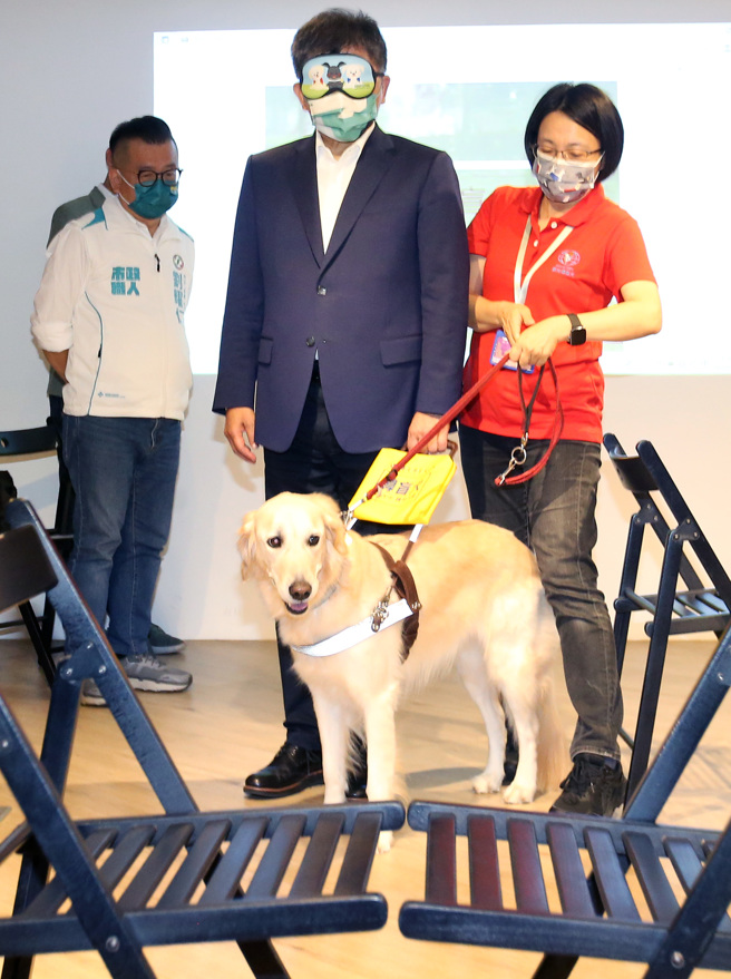 民進黨台北市長參選人陳時中（中）6日拜會惠光導盲犬基金會，並戴上眼罩體驗導盲犬引導視障者的狀況。（范揚光攝）