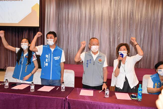 苗栗县长徐耀昌支持县议长锺东锦选县长，也卷入政治斗争中。（谢明俊摄）