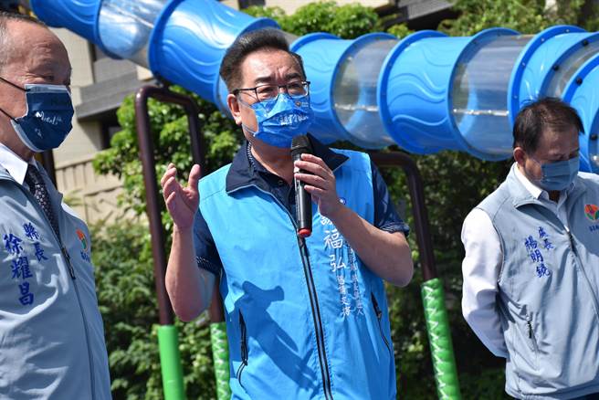 谢福弘（中）现与县长徐耀昌由友变敌了。（谢明俊摄）