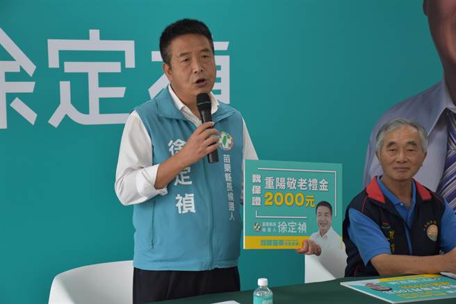 徐定祯抓紧黑金议是猛打锺东锦。（谢明俊摄）