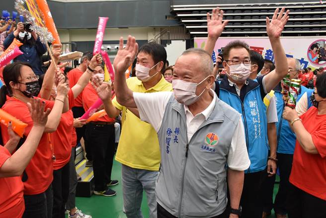 谢福弘（右）与县长徐耀昌（中）、县议长锺东锦（左）由友变敌了。（谢明俊摄）