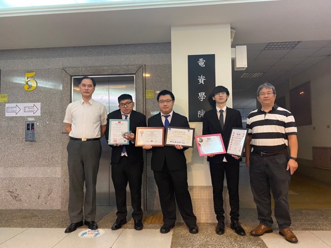 获奖师生合照。左起为左豪官教授、蓝永翔、徐启翔、黄圣凯等同学、陈维魁教授。(照片/健行科大提供)