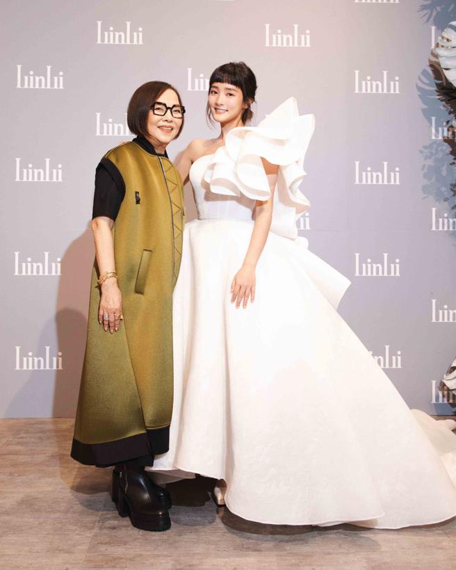 LinLi Boutique的创办人暨设计总监林莉（左）、女星王净。（LinLi Boutique提供）
