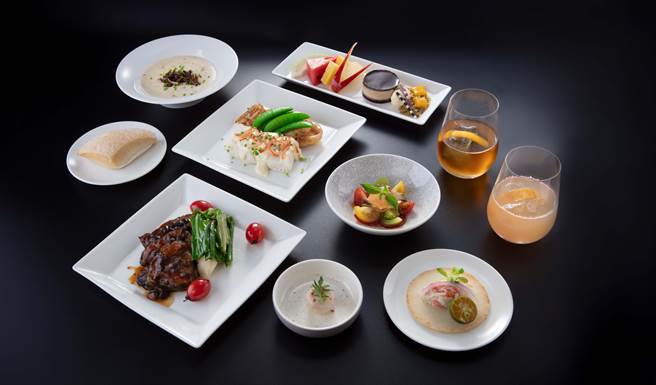 长荣航空台北-米兰航线皇玺桂冠舱特地请米其林主厨设计的两套餐点。(长荣航空提供)