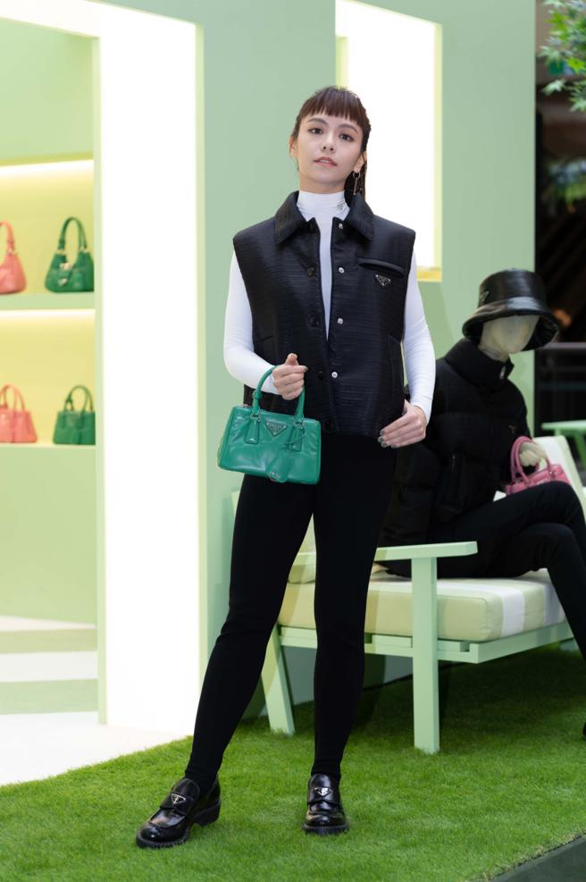 宋芸桦身穿PRADA樽领上衣3万1500元、背心8万3000元、裤子5万7000元、包包 11万5000元、鞋子4万元、耳扣1万9000元。（PRADA提供）
