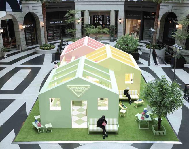 PRADA即日起至30日开设于Bellavita宝丽广场「PRADA Village」期间快闪店。（PRADA提供）
