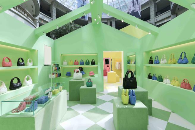 PRADA本次主打包款多以膨润的云朵外型为主。（PRADA提供）