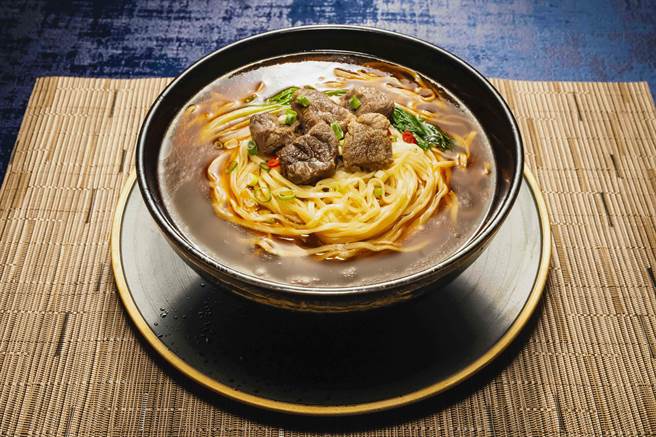 「炝牛肉麵」特选子弹椒、红花椒及青花椒，标榜香麻带劲。（满汉大餐提供）