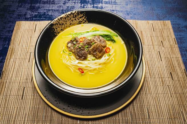 「金牛肉麵」辣口却不辣喉，酸甜口感丰富层次。（满汉大餐提供）
