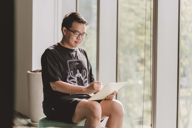 漫畫家簡士頡。(攝影／Ray Chang)