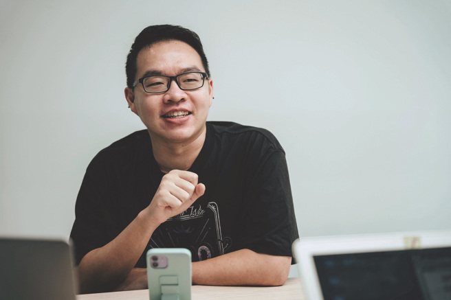 簡士頡，擅長揉合時尚與歷史文化，賦予傳統題材新面貌，著有《北投女巫》。(攝影／Ray Chang)