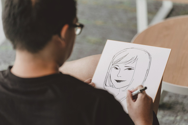 簡士頡喜歡透過繪製漫畫，表達對生活的觀察與意見。(攝影／Ray Chang)