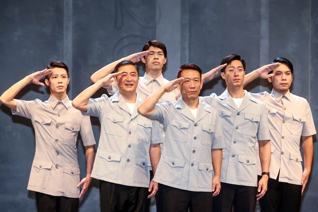 全民大剧团制作全新喜剧《仁爱路六号》，将于本周首度上演，邀请到今年金钟男主角入围者郭子乾（中）领衔主演。（邓博仁摄）