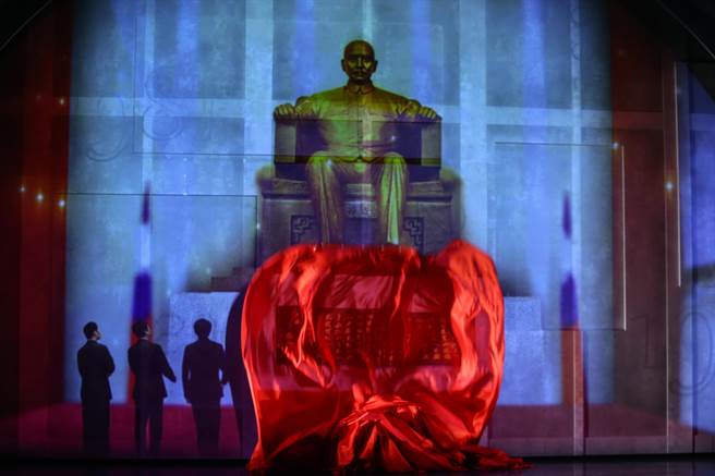 全民大剧团制作全新喜剧《仁爱路六号》，将于本周首度上演，呈现当年国父铜像揭幕仪式。（邓博仁摄）