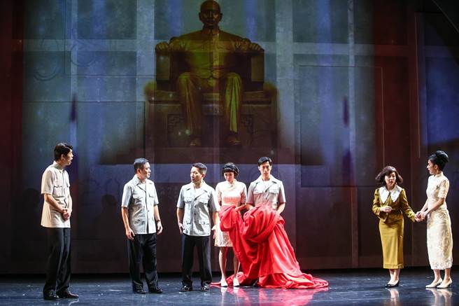 《仁爱路六号》为国立国父纪念馆邀请全民大剧团制作，特别庆祝国馆50周年的馆庆大戏。（邓博仁摄）