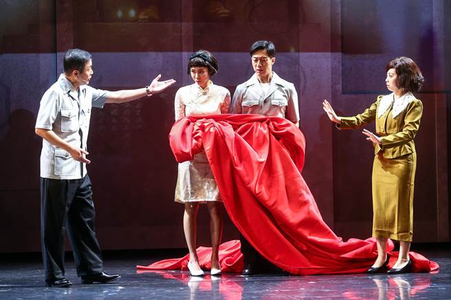 全民大剧团制作全新喜剧《仁爱路六号》，将于本周首度上演，呈现当年国父铜像揭幕仪式。（邓博仁摄）