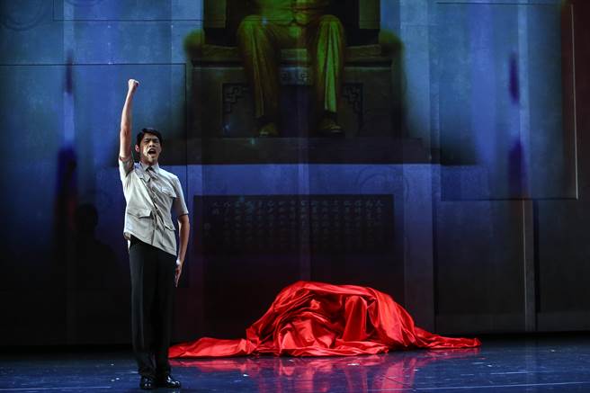 《仁爱路六号》为国立国父纪念馆邀请全民大剧团制作，特别庆祝国馆50周年的馆庆大戏。（邓博仁摄）