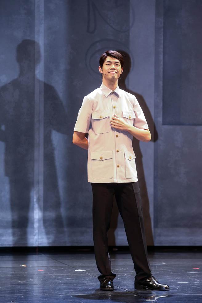 全民大剧团制作全新喜剧《仁爱路六号》，将于本周首度上演，呈现当年国父铜像揭幕仪式。图为陈大天。（邓博仁摄）