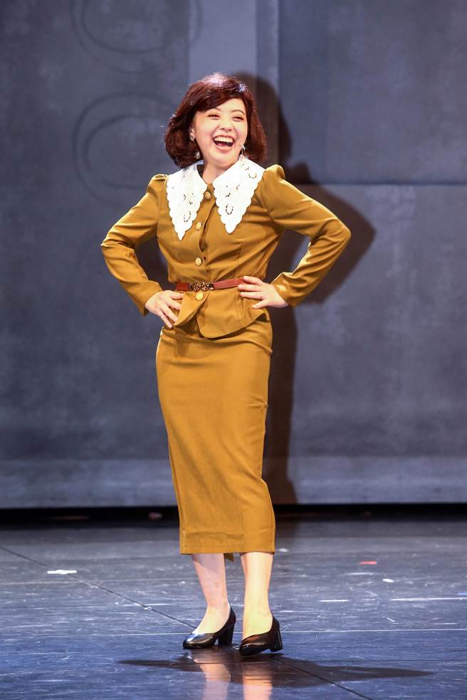 民大剧团制作全新喜剧《仁爱路六号》，将于本周首度上演，呈现当年国父铜像揭幕仪式。图为脱口秀知名演员龙龙，这次在剧中饰演上海名媛。（邓博仁摄）