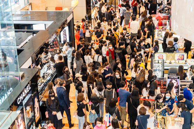 新光三越首波周年庆今（6日）开打，台北南西店喜迎人潮，全台首波北中南6店首日预估衝破15.5亿元。（石智中摄）