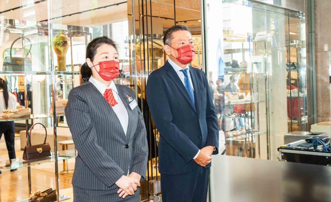 新光三越总经理吴昕阳（右）与新光三越营业本部副本部长李淑娟（左）于南西店门口迎宾。（石智中摄）