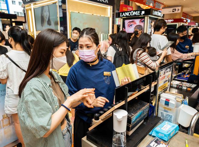 新光三越周年庆首日观察，各店一楼化妆品人潮买气再现疫前荣景，无论保养、彩妆或香氛，各品牌皆有两位数的业绩成长。（石智中摄）