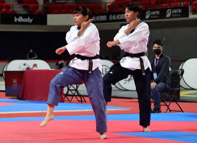 育成高中的陈孝泽（右）/陈俐廷（左）强势夺得110学年跆拳道全中锦男女混合双人组金牌。（大会提供）