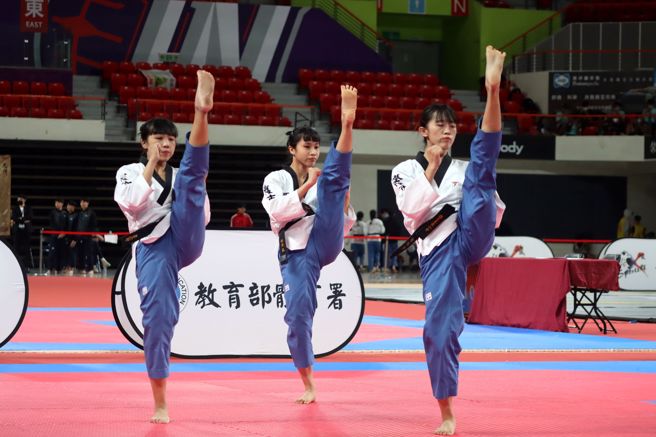 基隆女中拿下110学年跆拳道全中锦高中组女子团体3人组金牌。（大会提供）