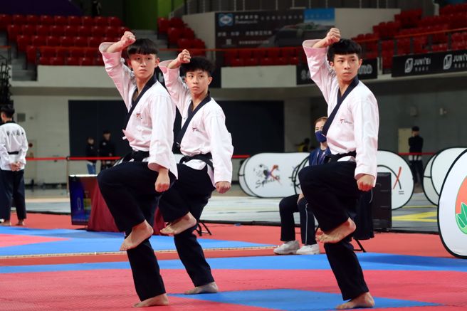 松山家商摘下110学年跆拳道全中锦高中组男子团体3人组冠军。（大会提供）