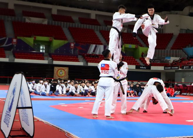 海军陆战队莒拳好手在110学年跆拳道全中锦开幕典礼进行示范表演。（大会提供）