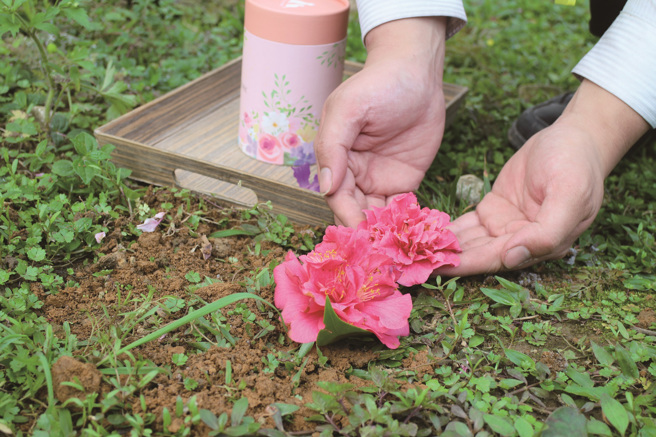 將寵物骨灰入土安置，並設計莊重的儀式，讓飼主好好送寵物最後一程。(圖/邱媽媽生命美學)