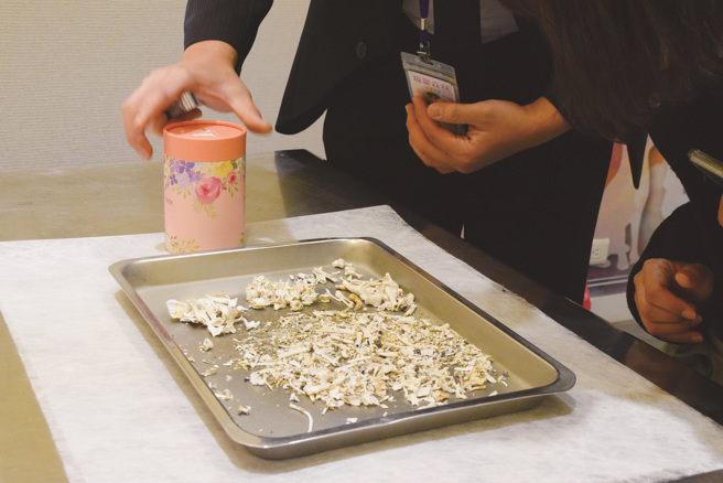 隨著對寵物身後事的逐漸重視，撿骨安置等儀式皆為寵物生命禮儀的一環。(圖/邱媽媽生命美學)