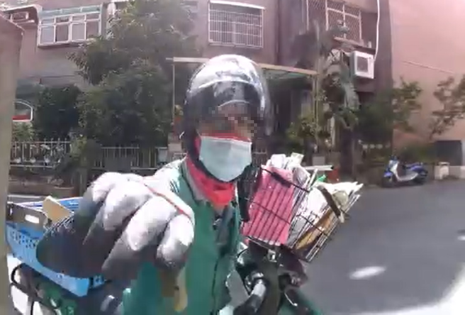 他录到邮差按一下门铃就跑，抱怨根本来不及说马上下去。（翻摄自脸书爆料公社）
