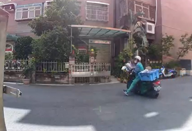 他录到邮差按一下门铃就跑，抱怨根本来不及说马上下去。（翻摄自脸书爆料公社）