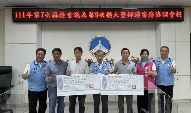 金門縣下莊社區與青岐社區榮獲「衛福部金卓越社區績效組優等獎」，由副縣長李增財代表頒發獎勵金各15萬元，表彰所有團隊的共同努力(圖／金門縣社會處提供)