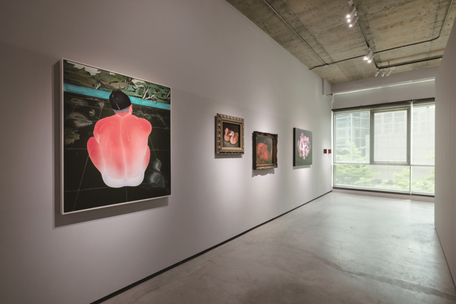 《背陽——情慾伏流及其隱現》展透過視覺藝術表現台灣同志的多元情慾面貌及歷史記憶。（圖／TKG+、攝影／呂國瑋）