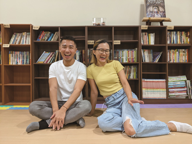 邹宗翰（左）与朱家瑢（右）主持《同志家庭podcast》，邀请来宾分享同志生养议题及同志家庭的生活故事。(图/台湾同志家庭权益促进会)