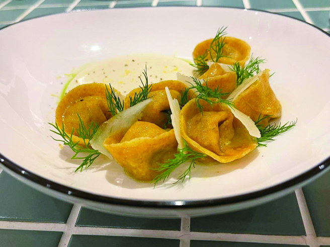 「Fermi Pasta」的手工麵饺，麵皮Ｑ弹、内馅饱满，酱汁浓郁，吃得到主厨的用心。（图／瓦辛）