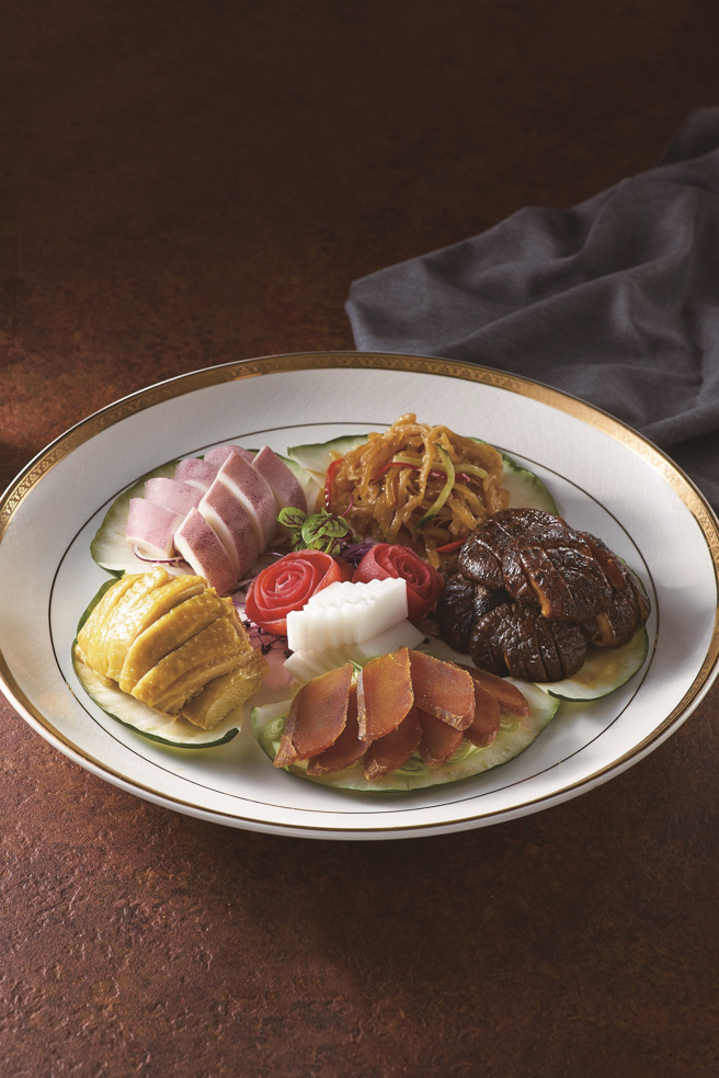 「欣叶・钟菜」保留着如「季节菜丸锅」、「五福拼盘」等传统菜的滋味，让想念老味道的客人有处可寻。（图／欣叶・钟菜）