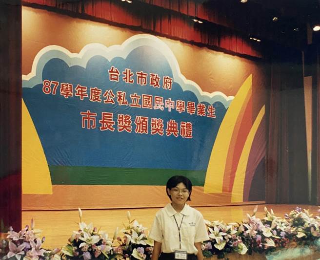 民眾黨新竹市長參選人高虹安6日晚間在臉書貼出國中市長獎照片。（截自高虹安臉書）