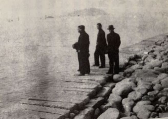 侍卫先遣人员张毓中等人，于12月7日清晨，在鄱阳湖边等候蒋介石的飞机抵达 。（图：张毓中「沧海拾笔」回忆录；朱力扬提供）