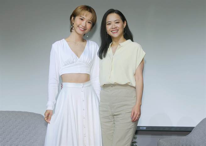 Lulu（左）与曾宝仪今天出席内衣品牌活动，知性对谈。（粘耿豪摄）