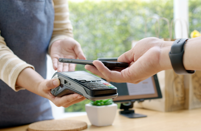 女网友因为遗失载具条码钥匙圈，但近日却发现有多笔发票号码新增，让她困惑「若中奖算谁的」。（示意图/shutterstock）