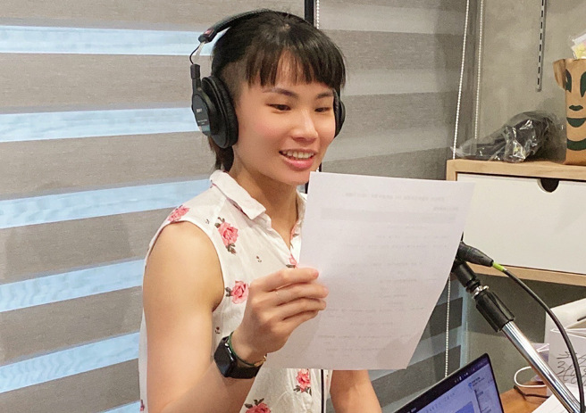 小戴不改俏皮的可爱模样，非常乐在其中地录音。（长荣航空提供）