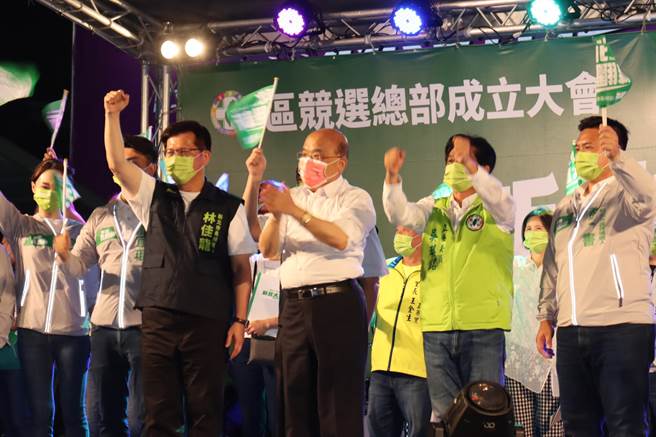 民进党新北市长参选人林佳龙（前排左一）出席与土树三莺区议员的三峡联合竞选总部成立大会，行政院长苏贞昌（前排左二）站台力挺。（陈慰慈摄）