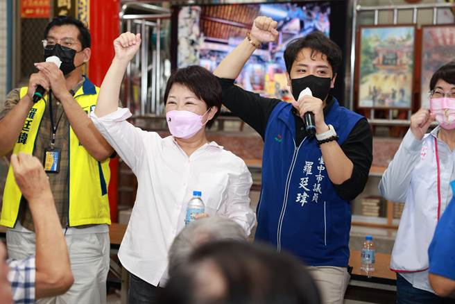 卢秀燕到东南区力挺罗廷玮时大讚，罗廷玮的选民服务总是做好做满，她与罗廷玮积极翻转旧城区，终交出亮眼成绩。（卢秀燕竞选总部提供／潘虹恩台中传真）