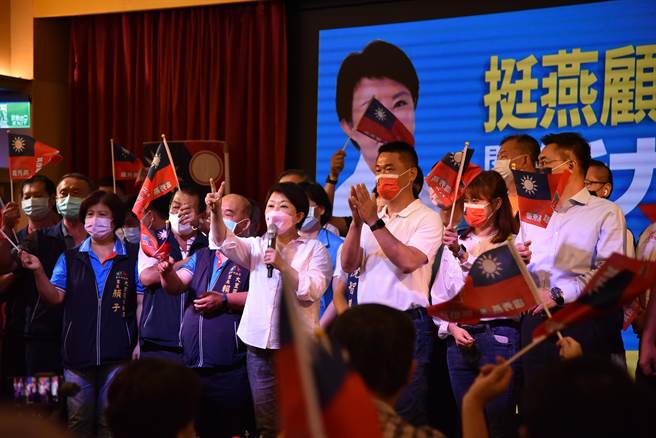 卢秀燕赶赴大里相挺郑伯其表示，郑伯其是真正了解乡亲需求的人，也是令她欣赏、感恩的人。（潘虹恩摄）