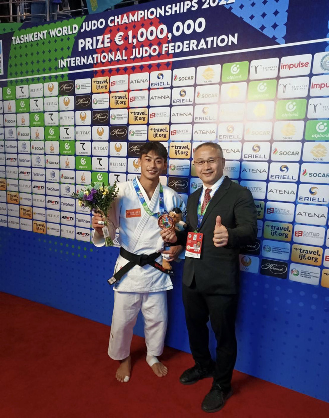 杨勇纬与教练刘文等分获运动精英奖最佳男运动员、最佳教练奖殊荣。（传动数位整合行销有限公司提供／资料照）